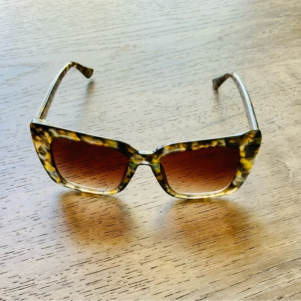 Diff Eyewear Leopard Print Sunglasses w/ Gucci Case